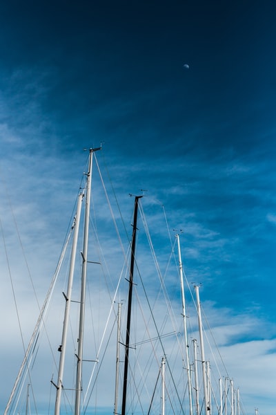白天蓝天下的白色帆船在海上航行

